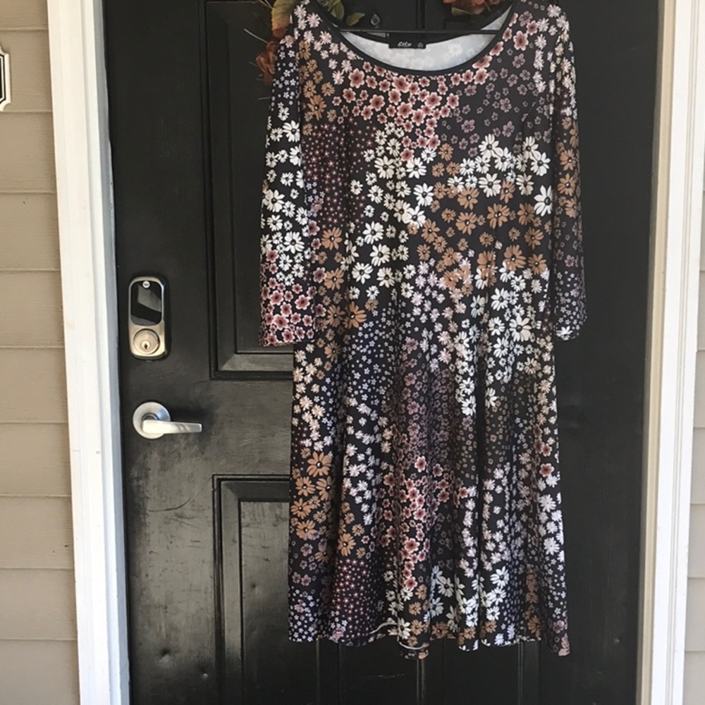 Lovely dress for your Thanksgiving dinner!  Size XL.  Tones of fall.  NWOT